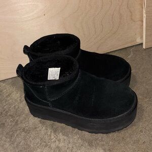 Black ultra mini platform uggs